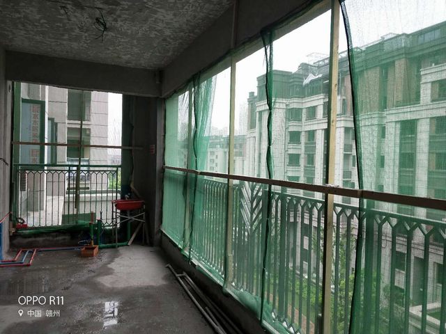 1施工前期做好安全防護(hù)工作，陽臺掛好防護(hù)網(wǎng) (2).jpg