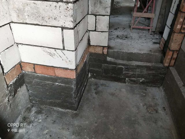 6廚房、衛(wèi)生間新砌墻體，澆筑混凝土地梁，讓墻體更受力，后期防水更有保障.jpg