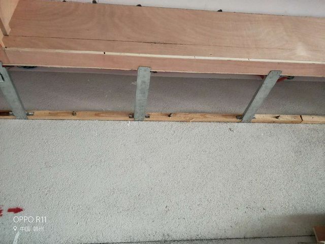 2墻面木方用膨脹螺絲加固，間距為80公分內(nèi)，增加吊頂?shù)睦喂绦?jpg