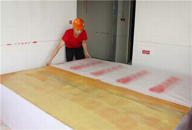 9現(xiàn)場制作柜體背板做好防潮棉，邊上伸出8公分為宜.jpg