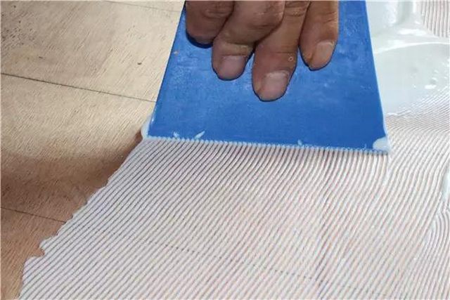17裝飾柜貼飾面板：在壓好成型的門扇模坯正反二面用白乳膠各粘貼一層3mm飾面板， 再按照壓模坯的方法壓12天左右.jpg