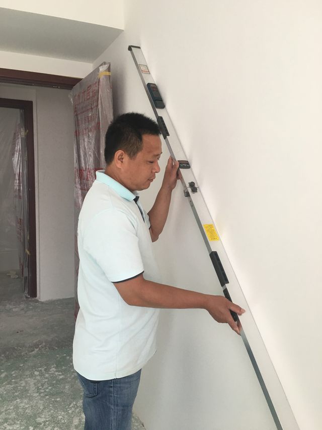 9墻面刮完灰打完磨，用靠尺檢測墻面的平整度.jpg