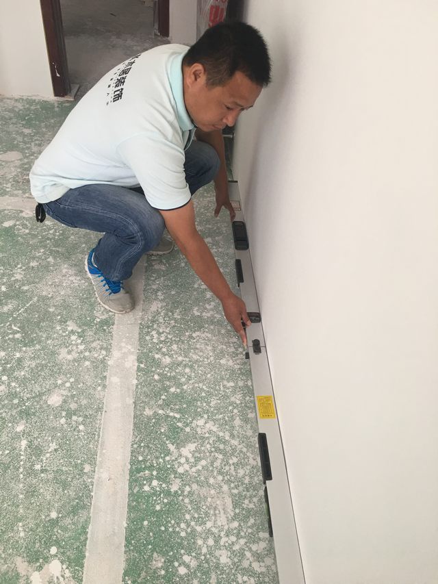 10墻面刮完灰打完磨，用靠尺檢測踢腳線位的平整度.jpg