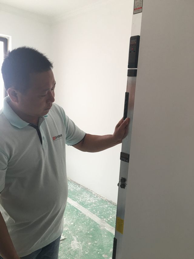 11墻面刮完灰打完磨，用靠尺檢測陽角的垂直度.jpg