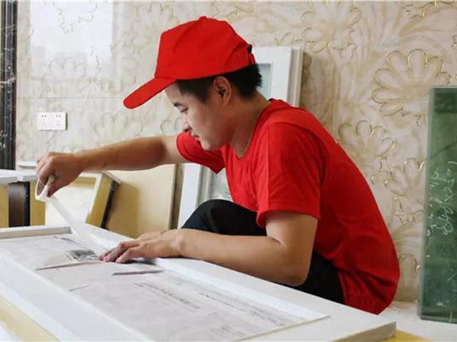 1裝好的拉手、導(dǎo)軌、煙斗鉸、門(mén)鎖等五金件全部缷下并統(tǒng)一做好標(biāo)識(shí)包裝保管好。安裝好的玻璃雙面都必須保護(hù)好.jpg