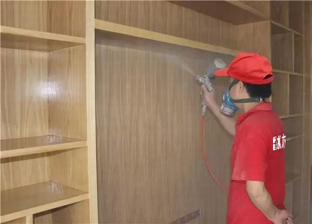 8噴槍距作業(yè)面為35-40mm左右，不能飛槍噴， 更不能貼面噴，霧化要均勻一致，不流掛.jpg