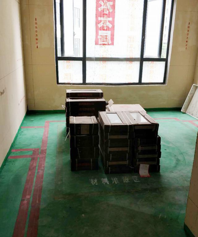 14房間做好地坪漆，設(shè)置好材料，垃圾，攪拌區(qū)域位置.jpg